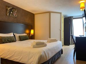 Postel nebo postele na pokoji v ubytování SHELDER Hôtel - CHERBOURG EN COTENTIN - Equeurdreville