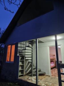 una casa azul con una escalera de caracol en Mia House, en Borjomi