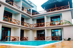 um hotel com uma piscina em frente em Ocean Breeze Hotel em Nungwi