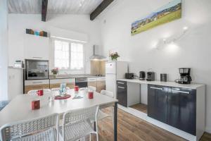 Kuchyň nebo kuchyňský kout v ubytování LOCBASQUE-COM - BEGIAK URAN - Villa Les Yeux Dans L'eau 3 ETOILES - WIFI