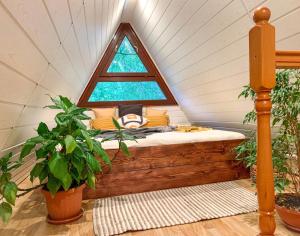 a bed in a room with a window at Utca végi házikó in Ásványráró