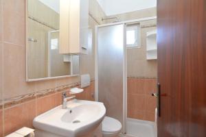 Ein Badezimmer in der Unterkunft Apartments Mira 615