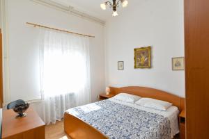 Ein Bett oder Betten in einem Zimmer der Unterkunft Apartments Mira 615