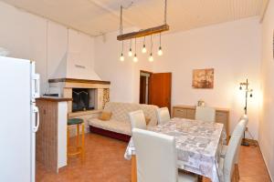 cocina y sala de estar con mesa y sofá en Apartments Mira 615, en Rovinj