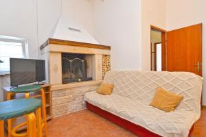 ein Wohnzimmer mit Couch und Kamin in der Unterkunft Apartments Mira 615 in Rovinj