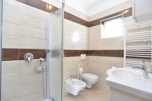 Ein Badezimmer in der Unterkunft Apartments Mira 615