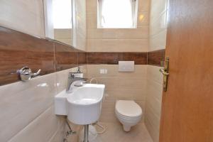 Ein Badezimmer in der Unterkunft Apartments Mira 615