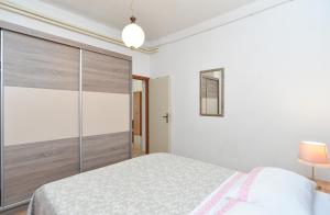 Ein Bett oder Betten in einem Zimmer der Unterkunft Apartments Mira 615
