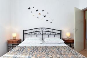 ein Schlafzimmer mit einem Bett mit Vögeln an der Wand in der Unterkunft Apartments Mira 615 in Rovinj