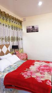 Cama ou camas em um quarto em Hikal Guest House