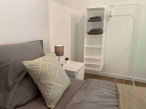 um quarto com uma cama e uma mesa com um candeeiro em Central Apartment Flensburg em Flensburg