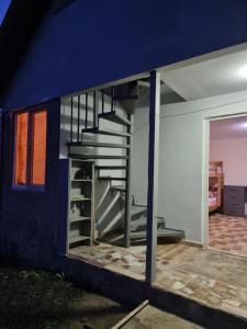 - Vistas a una casa con escalera en Mia House, en Borjomi 1 foto más