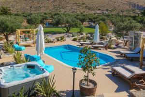 - Piscina y bañera de hidromasaje en un complejo en Villa Freedom, en Kókkinon Khoríon