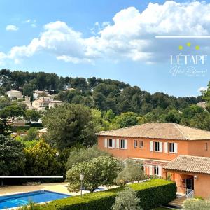 vista su una casa e una piscina di LOGIS HOTEL & RESTAURANT L'ETAPE Bouc Bel Air - Gardanne a Bouc-Bel-Air