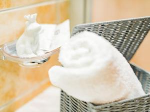 a wicker basket with a towel and a candle at Gasthof Torwirt Radstadt in Radstadt