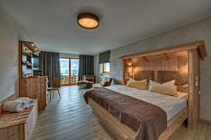 a bedroom with a large bed in a room at Allgäuer Panoramahotel in Oberstaufen
