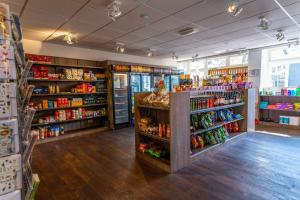 un pasillo de tiendas con estanterías de comida y bebida en EuroParcs Beekbergen, en Beekbergen