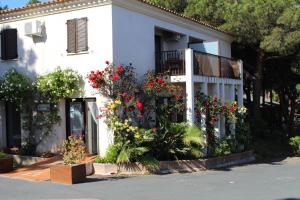 Biały dom z kwiatami na boku w obiekcie Résidence Tramariccia w Calvi