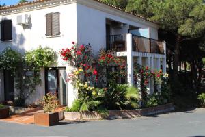 een wit huis met bloemen erop bij Résidence Tramariccia in Calvi