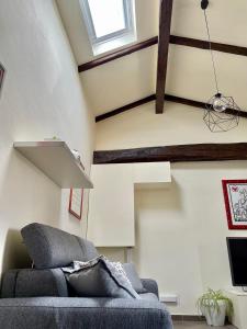 - un salon avec un canapé et un plafond dans l'établissement Casa Al convento, à Savillan