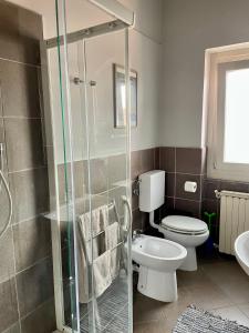 W łazience znajduje się toaleta i przeszklony prysznic. w obiekcie Casa Al convento w mieście Savigliano
