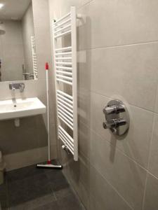 een badkamer met een wastafel en een spiegel bij Zuidstraat 105,2 in Westkapelle