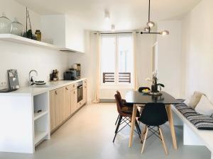 a kitchen and dining room with a table and chairs at Bright City Design House! in Antwerp