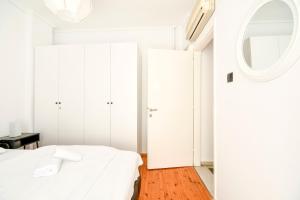 A bed or beds in a room at Thessaloniki City Apartment Center