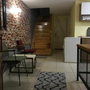 sala de estar con sillas y pared de ladrillo en Marmara House&Apartments, en Estambul