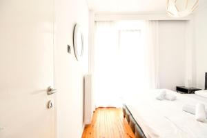 A bed or beds in a room at Thessaloniki City Apartment Center