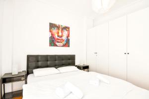 A bed or beds in a room at Thessaloniki City Apartment Center