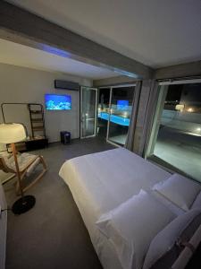 Postel nebo postele na pokoji v ubytování Tropicana Suite - Adults Only
