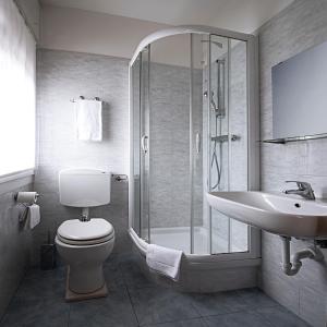 Ett badrum på Treviso Rooms