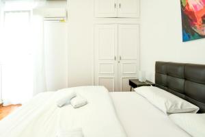 A bed or beds in a room at Thessaloniki City Apartment Center
