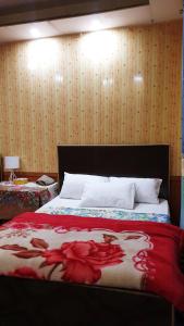 Postel nebo postele na pokoji v ubytování Hikal Guest House