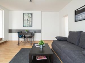 een woonkamer met een bank en een tafel bij Apartment Mariahilfer Strasse in Wenen