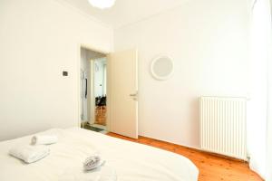 A bed or beds in a room at Thessaloniki City Apartment Center