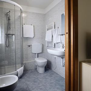 Ett badrum på Treviso Rooms