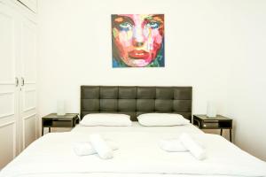 A bed or beds in a room at Thessaloniki City Apartment Center