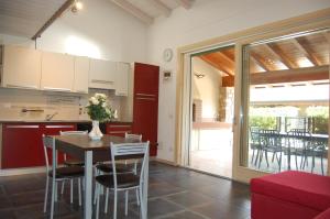 a kitchen and dining room with a table and chairs at Villino Vacanze "Il Porticciolo" in Manerba del Garda