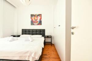 A bed or beds in a room at Thessaloniki City Apartment Center