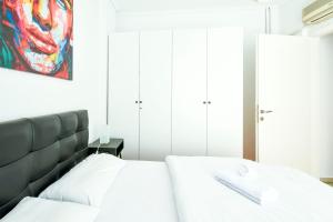 A bed or beds in a room at Thessaloniki City Apartment Center