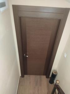 a wooden door leading into a hallway at Montequinto apartamento 50m en Semisótano in Dos Hermanas