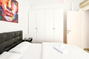 A bed or beds in a room at Thessaloniki City Apartment Center