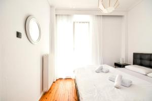 A bed or beds in a room at Thessaloniki City Apartment Center