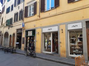 un groupe de magasins dans une rue de la ville dans l'établissement casa de blu, à Florence