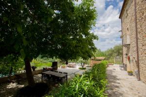 un patio con una mesa y un árbol junto a un edificio en Casa Cristina Bed&Breakfast, en Ripabottoni