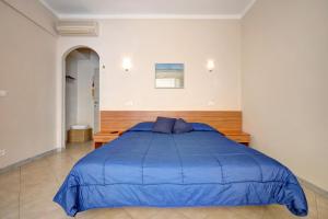 En eller flere senge i et værelse på Isophylla Bon Comfort