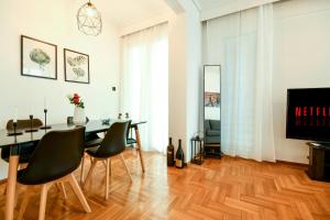 Televízia a/alebo spoločenská miestnosť v ubytovaní Thessaloniki City Apartment Center