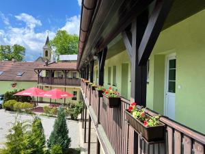 a balcony of a building with flowers on it at Hotel Marislav in Češnovice
